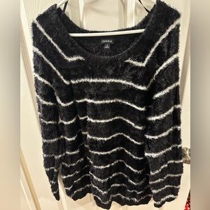 TORRID FUZZY SWEATER - SIZE (3) XXL